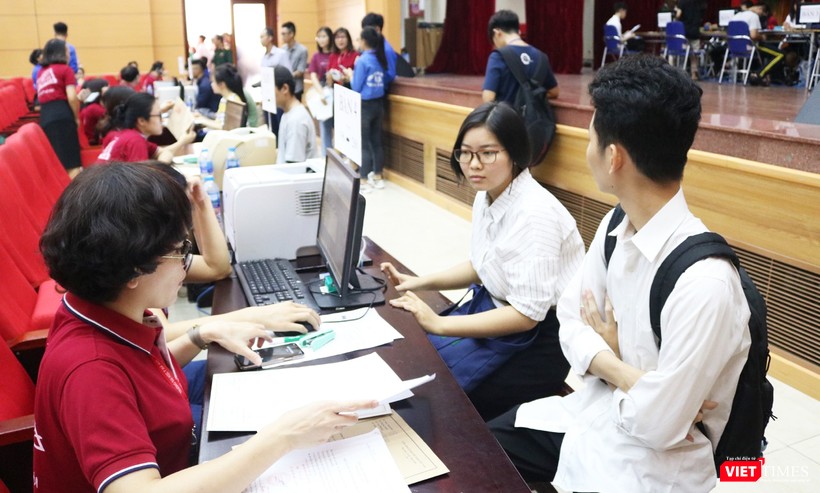 Sinh viên làm thủ tục nhập học tại Trường Đại học Y Hà Nội
