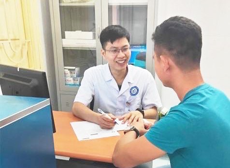 Bác sĩ khám, tư vấn cho bệnh nhân