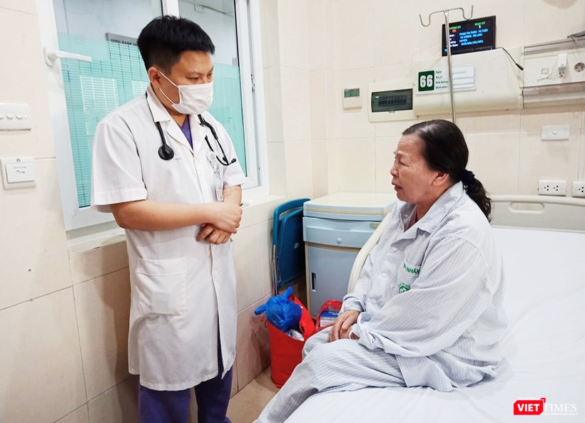 Bác sĩ thăm khám cho bệnh nhân.