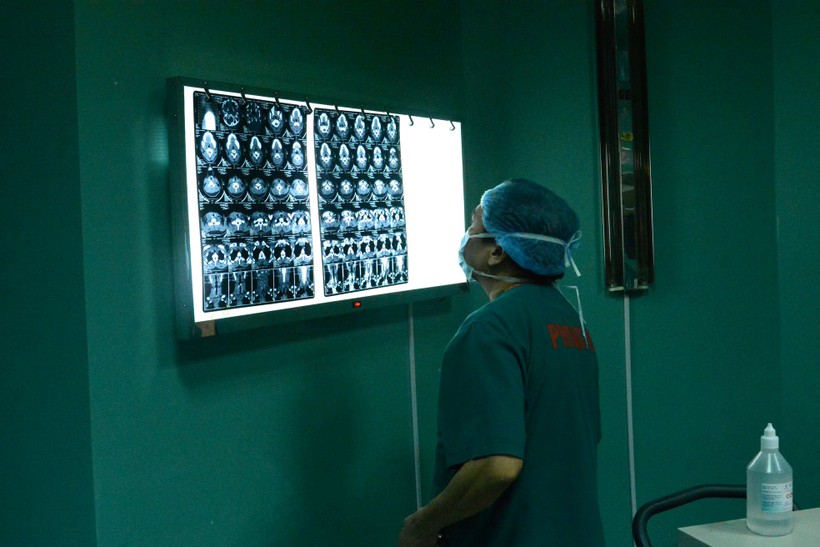 Bác sĩ xem phim chụp của bệnh nhân. Ảnh: Bệnh viện Nội tiết Trung ương