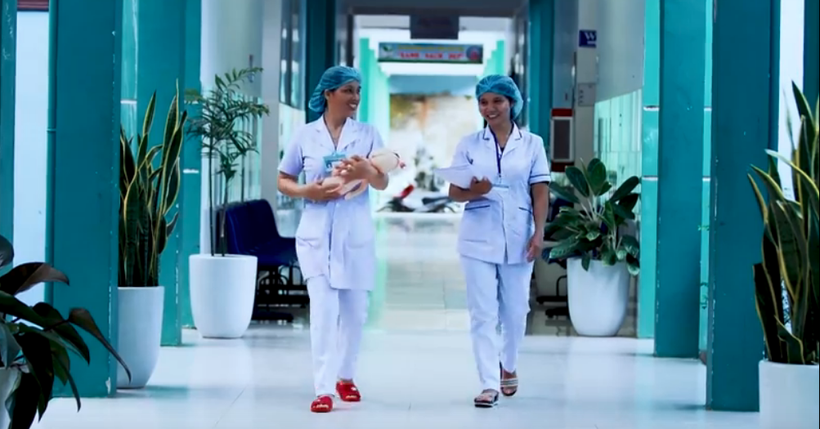 Trung tâm Y tế huyện Đông Giang là cơ sở y tế đầu tiên ở tuyến huyện tại Việt Nam thực hiện đúng quy trình chăm sóc sơ sinh thiết yếu sớm, tư vấn, hỗ trợ nuôi con bằng sữa mẹ. Ảnh: Trung tâm Y tế huyện Đông Giang