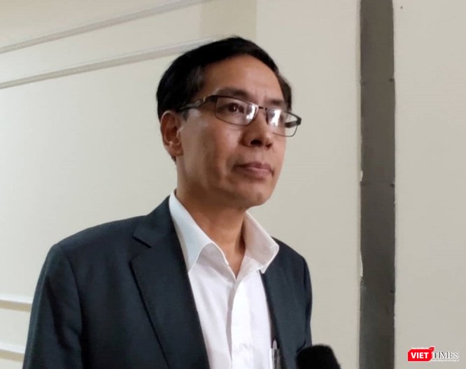 Ông Đặng Quang Tấn - Phó Cục trưởng Cục Y tế dự phòng, Bộ Y tế trả lời phỏng vấn báo chí về bệnh viêm phổi lạ. Ảnh: Chi Lê