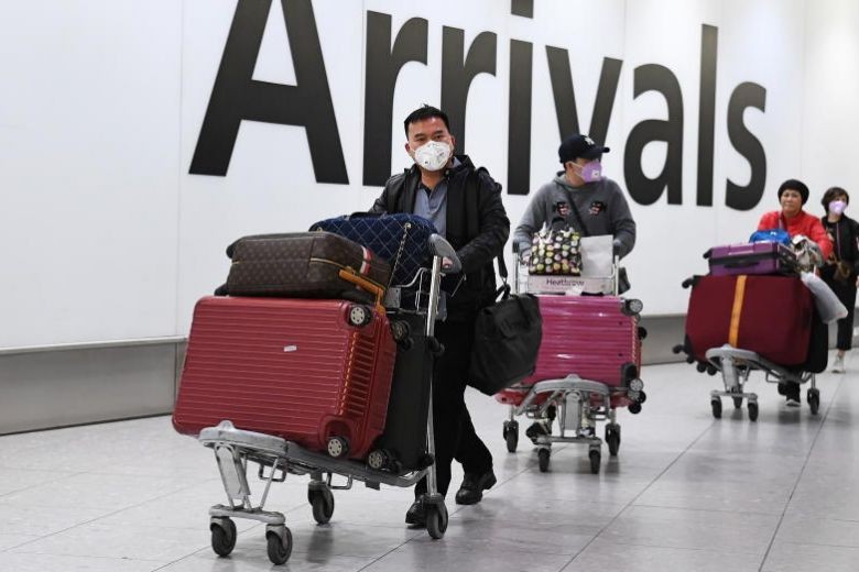 Người dân đeo khẩu trang tại sân bay ở London. Ảnh: EPA-EFE
