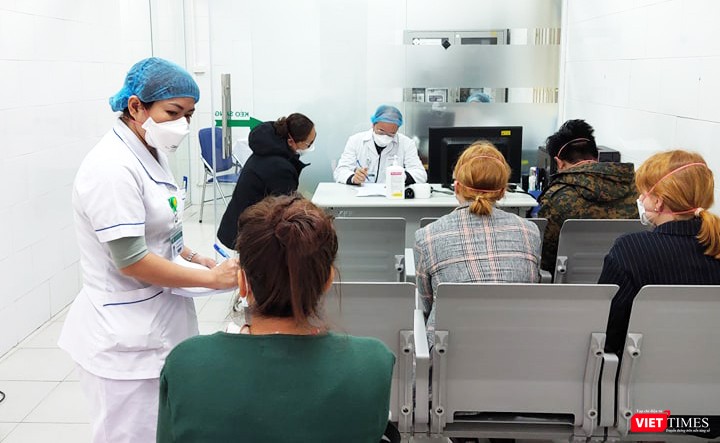 Bác sĩ thăm hỏi tình hình sức khỏe bệnh nhân. Ảnh: Minh Thúy