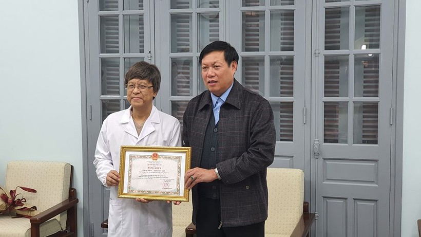 GS.TS. Đặng Đức Anh - Viện Trưởng Viện Vệ sinh Dịch tễ Trung ương nhận Bằng khen của Bộ Y tế. Ảnh: Tuấn Dũng