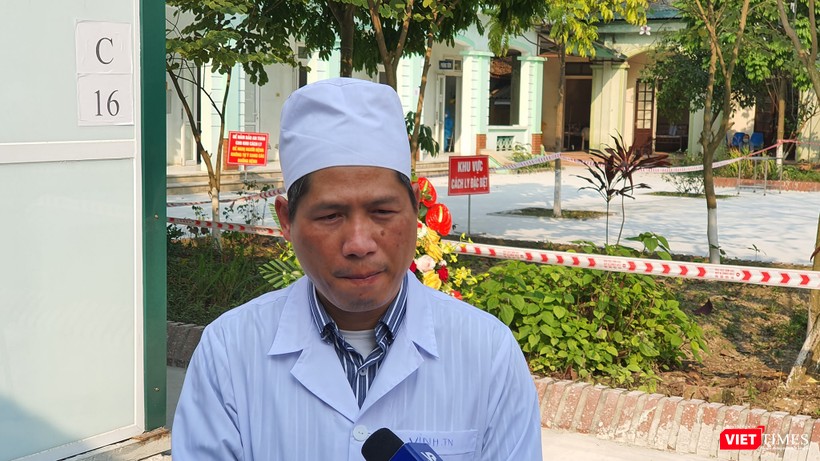 BS. CKII. Trần Quang Vịnh - Trưởng khoa Truyền nhiễm, Bệnh viện Đa khoa Phúc Yên. Ảnh: Tuấn Dũng