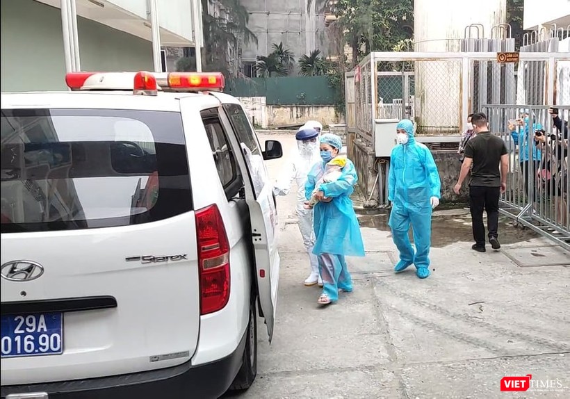 Video: Bệnh nhi nhỏ tuổi nhất mắc COVID-19 lên xe trở về Vĩnh Phúc 