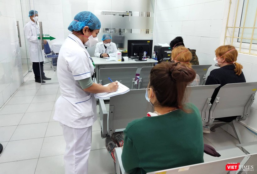 Bác sĩ thăm hỏi tình hình sức khỏe bệnh nhân. Ảnh: Minh Thúy