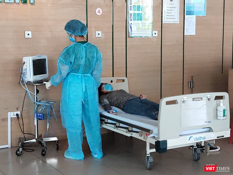 Bác sĩ thăm khám cho bệnh nhân tại Bệnh viện Bệnh Nhiêt đới Trung ương (Đông Anh, Hà Nội). Ảnh: Minh Thúy