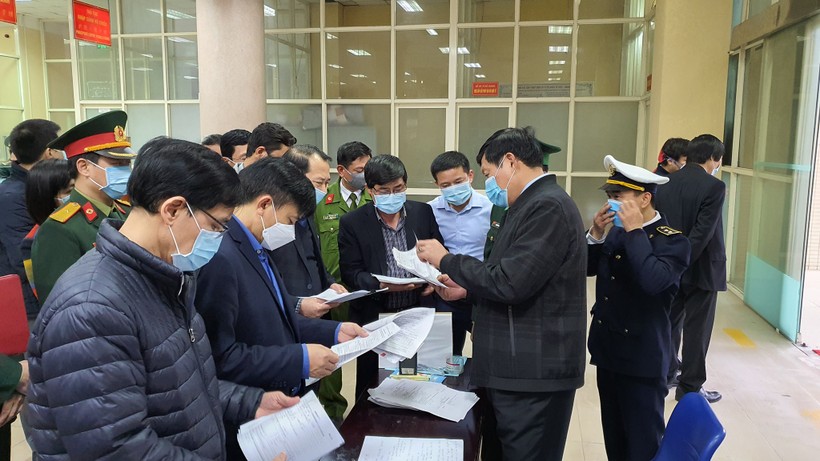 Bố trí phiên dịch tiếng Anh, Trung Quốc, Hàn Quốc tại cửa khẩu để phòng dịch COVID-19