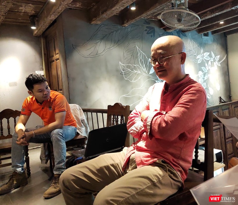 Họa sĩ Tào Linh (bên phải) – Trưởng nhóm họa sĩ Đa diện. Ảnh: Minh Thúy