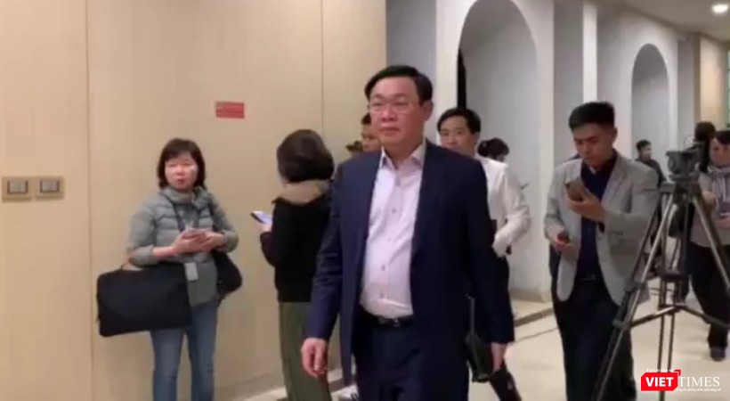 Ông Vương Đình Huệ - Bí thư Thành ủy Hà Nội sau cuộc họp. Ảnh: Khôi Việt Ông Vương Đình Huệ - Bí thư Thành ủy Hà Nội sau cuộc họp. Ảnh: Khôi Việt