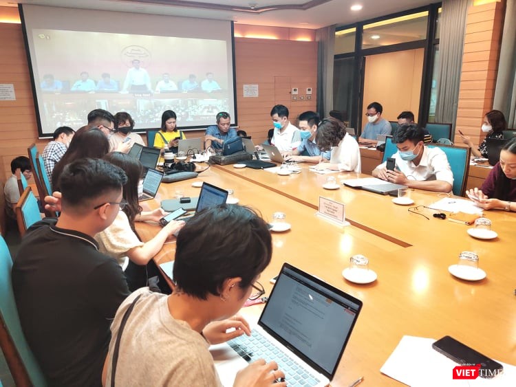 Báo chí dự họp Ban Chỉ đạo phòng, chống COVID-19 tại UBND TP. Hà Nội. Ảnh: Minh Thúy