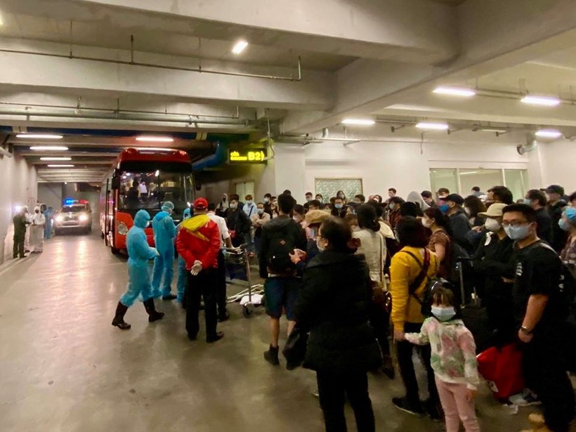 Rất đông hành khách nhập cảnh tại sân bay Nôi Bài. Ảnh: Minh Thư