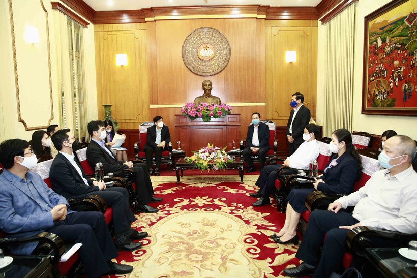 Công ty CapitaLand tài trợ bằng hiện vật các thiết bị và hóa chất xét nghiệm virus SARS-CoV-2. Ảnh: Thu Nguyệt