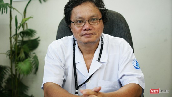 BS. Trương Hữu Khanh - Trưởng khoa Nhiễm, Thần kinh (Bệnh viện Nhi Đồng 1, TP. Hồ Chí Minh). Ảnh: Hòa Bình
