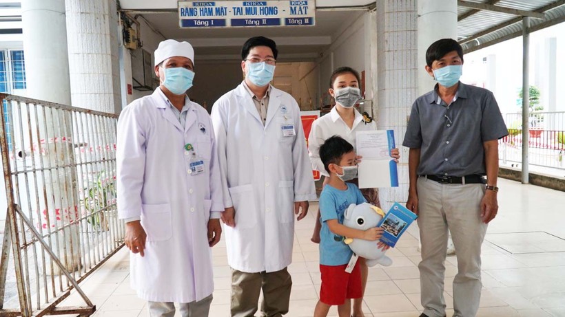 Bé trai 6 tuổi mắc COVID-19 (áo xanh) chụp ảnh các bác sĩ tại Bệnh viện Đa khoa tỉnh Tây Ninh khí được công bố khỏi bệnh. Ảnh: Phạm Hằng