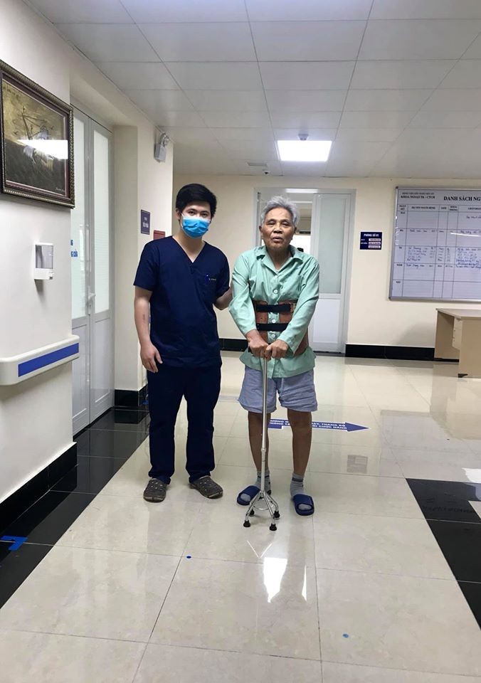 Cụ ông 81 tuổi đã có thể đi lại sau phẫu thuật. Ảnh: BVCC