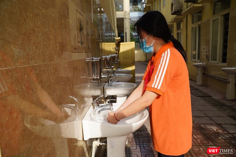 Học sinh tuân thủ quy định rửa tay. Ảnh: Minh Nhân