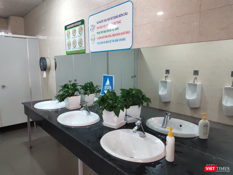 Nhà vệ sinh tại Trường THCS Dịch Vọng có hướng dẫn rửa tay và trang bị nước rửa tay đầy đủ. Ảnh: Minh Thúy