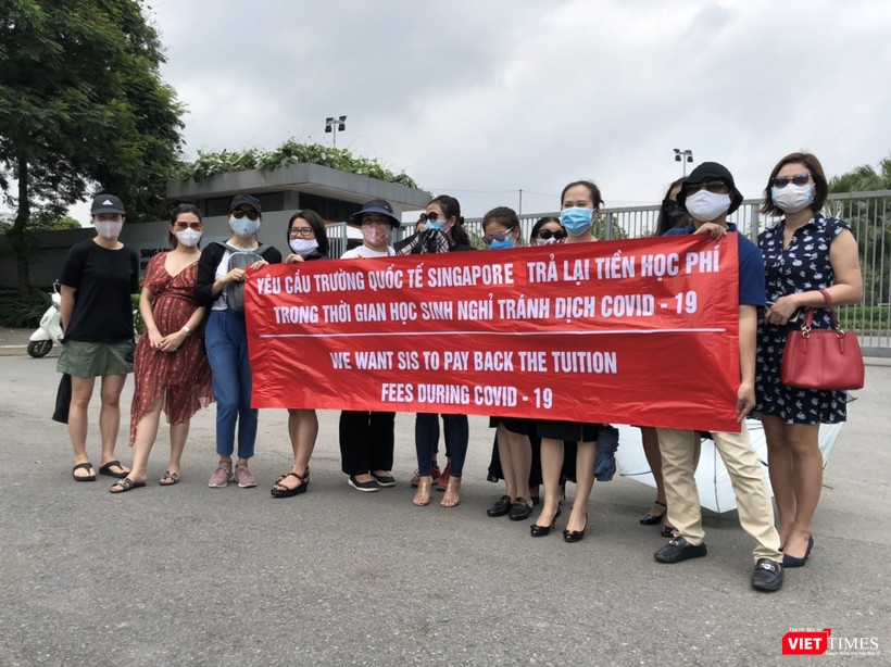 Phụ huynh vẫn tiếp tục cầm biển biểu tình trong sáng nay (13/5). Ảnh: PHCC Phụ huynh vẫn tiếp tục cầm biển biểu tình trong sáng nay (13/5). Ảnh: PHCC