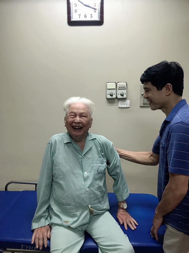 Cụ ông 98 tuổi đỡ đau và ngồi dậy trong niềm vui của gia đình. Ảnh: BVCC