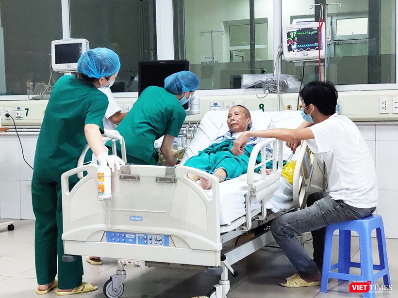 Các bác sĩ thăm hỏi tình hình sức khỏe bệnh nhân 20. Ảnh: Minh Thúy