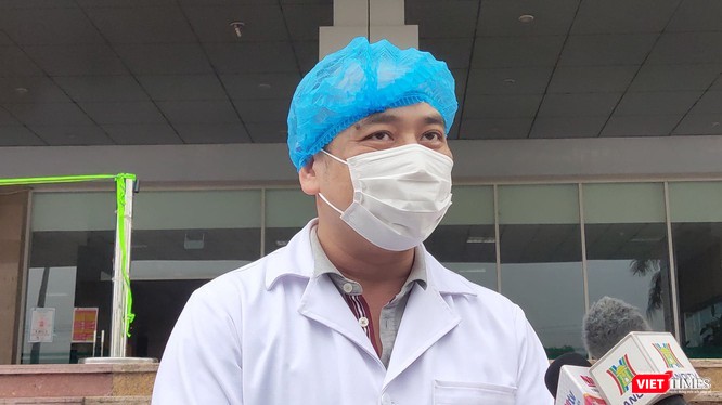 Theo ThS. BS. Nguyễn Trung Cấp – Trưởng khoa Cấp cứu, Bệnh viện Bệnh Nhiệt đới Trung ương cơ sở 2, với những bệnh nhân mắc COVID-19 có diễn biến nặng thì tình trạng bệnh xấu đi rất nhanh. Khi bệnh nhân 20 bắt đầu hồi phục, chúng tôi hết sức vui mừng, bởi =tất cả đã nỗ lực hết sức để cứu sống bệnh nhân. BS. Cấp cho biết thêm: Về cơ bản, phác đồ điều trị bệnh nhân mắc COVID-19 của Việt Nam so với các nước trên thế giới không khác nhau, nhưng cách thức triển khai thì khác nhau. Thành công lớn nhất trong việc chống dịch COVID-19 đến thời điểm hiện tại chính là công tác dự phòng. “Vì chúng ta dự phòng tốt nên số lượng bệnh nhân không nhiều, nằm trong khả năng đáp ứng của các bệnh viện. Bên cạnh đó nhờ sự ủng hộ của người dân nên dịch bệnh đã được không chế, không có ca bệnh lây nhiễm trong cộng đồng.” – BS. Cấp nói.