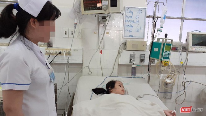 Bệnh nhi bị sốt xuất huyết. Ảnh: Minh Thảo