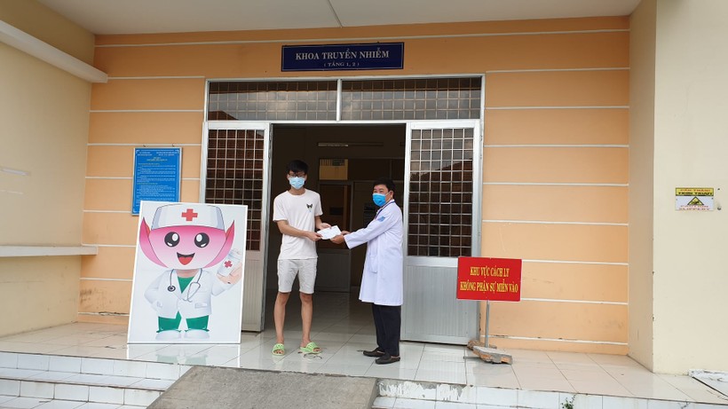 Bệnh nhân mắc COVID-19 điều trị tại Bệnh viện Đa khoa Sa Đéc, tỉnh Đồng Tháp được công bố khỏi bệnh trong chiều nay (1/6). Ảnh: Phạm Hằng