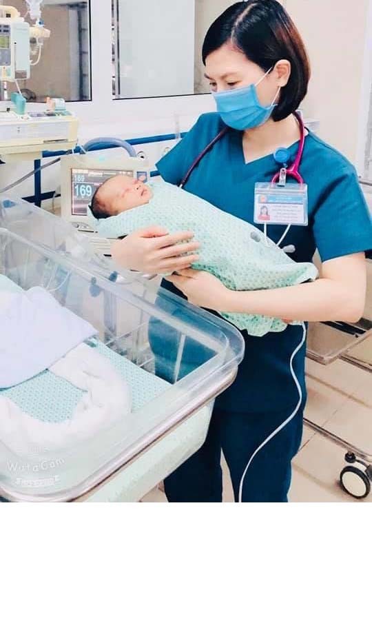 Bác sĩ chăm sóc cho bé sơ sinh 3 ngày tuổi bị bỏ rơi ở hố ga. Ảnh: Bệnh viện Đa khoa Xanh Pôn.