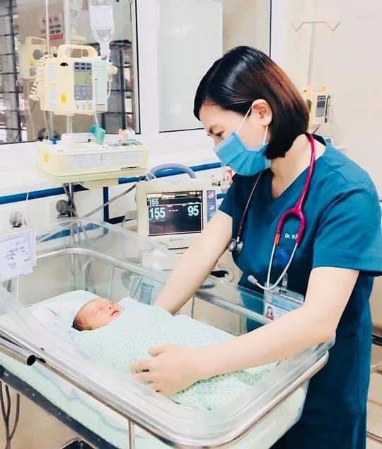 Bé sơ sinh đang được các bác sĩ chăm sóc chu đáo tại Bệnh viện. Ảnh: Kim Oanh