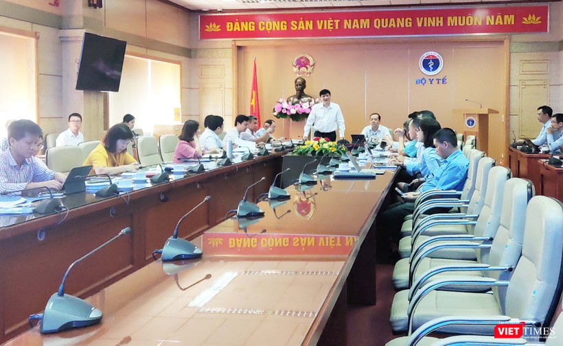 Thứ trưởng bộ Y tế Nguyễn Thanh Long họp với VNPT về ứng dụng công nghệ thông tin trong y tế. Ảnh: Minh Thúy