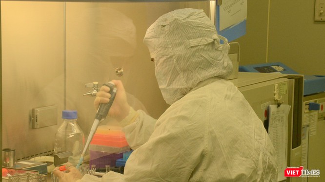 Nghiên cứu chế tạo vaccine phòng bệnh tại Công ty Vabiotech (Ảnh: Thanh Hằng)
