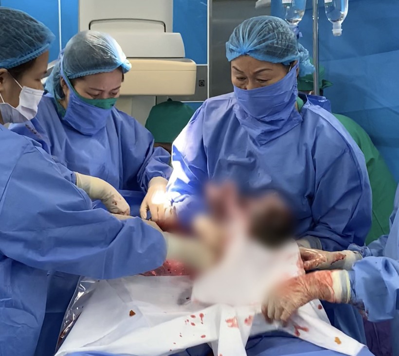 Bé trai ra đời khỏe mạnh (Ảnh: Bệnh viện Sản Nhi Quảng Ninh)