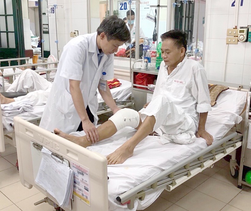 PGS. TS. Nguyễn Mạnh Khánh khám bệnh cho bệnh nhân (Ảnh: BVCC)