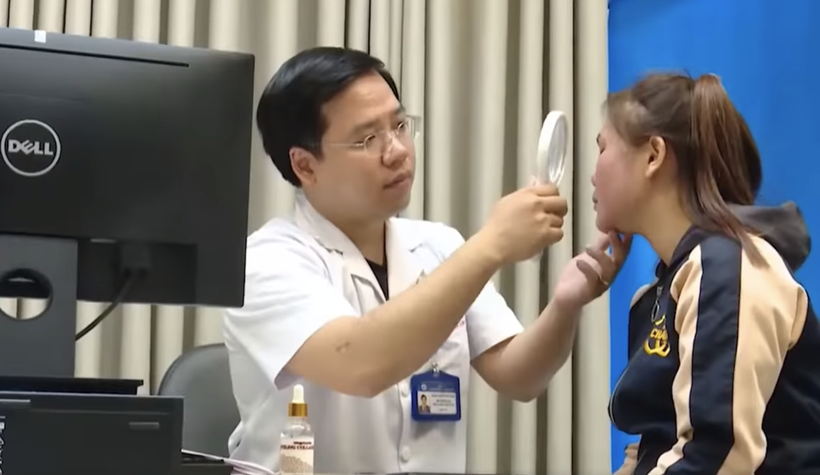 Bác sĩ khám bệnh cho bệnh nhân (Ảnh: BVCC)