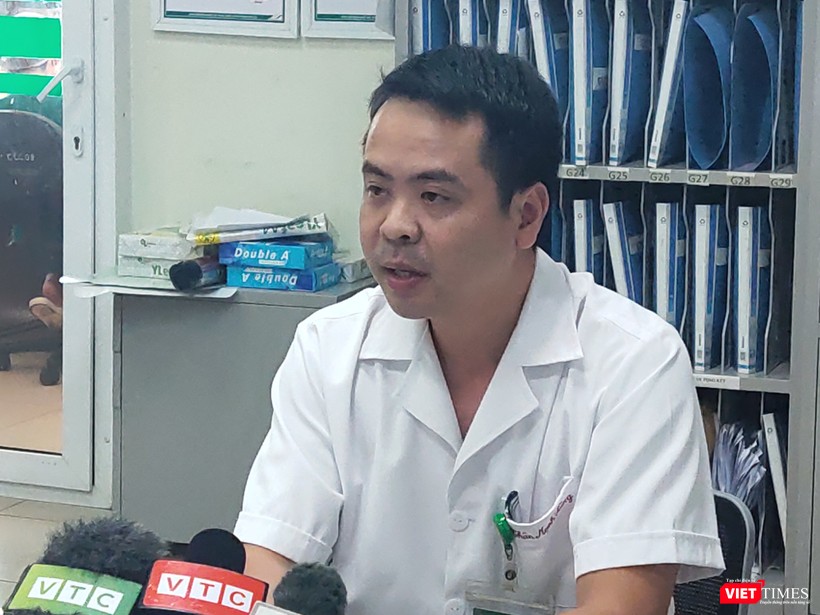 BS. Thân Mạnh Hùng - Phó Trưởng Khoa Cấp cứu, Bệnh viện Bệnh Nhiệt đới Trung ương (Ảnh: Minh Thúy)