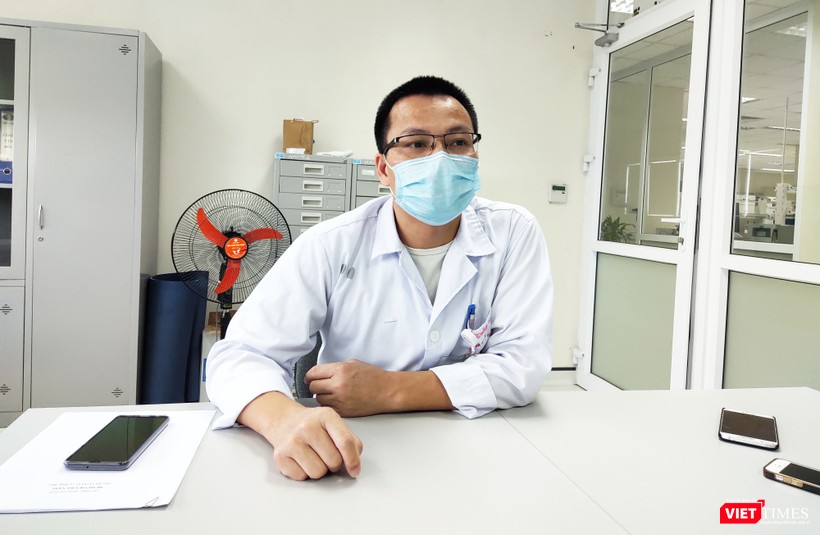 TS. Văn Đình Tráng – Phụ trách Khoa Vi sinh học phân tử, Bệnh viện Bệnh Nhiệt đới Trung ương (Ảnh: Minh Thúy)