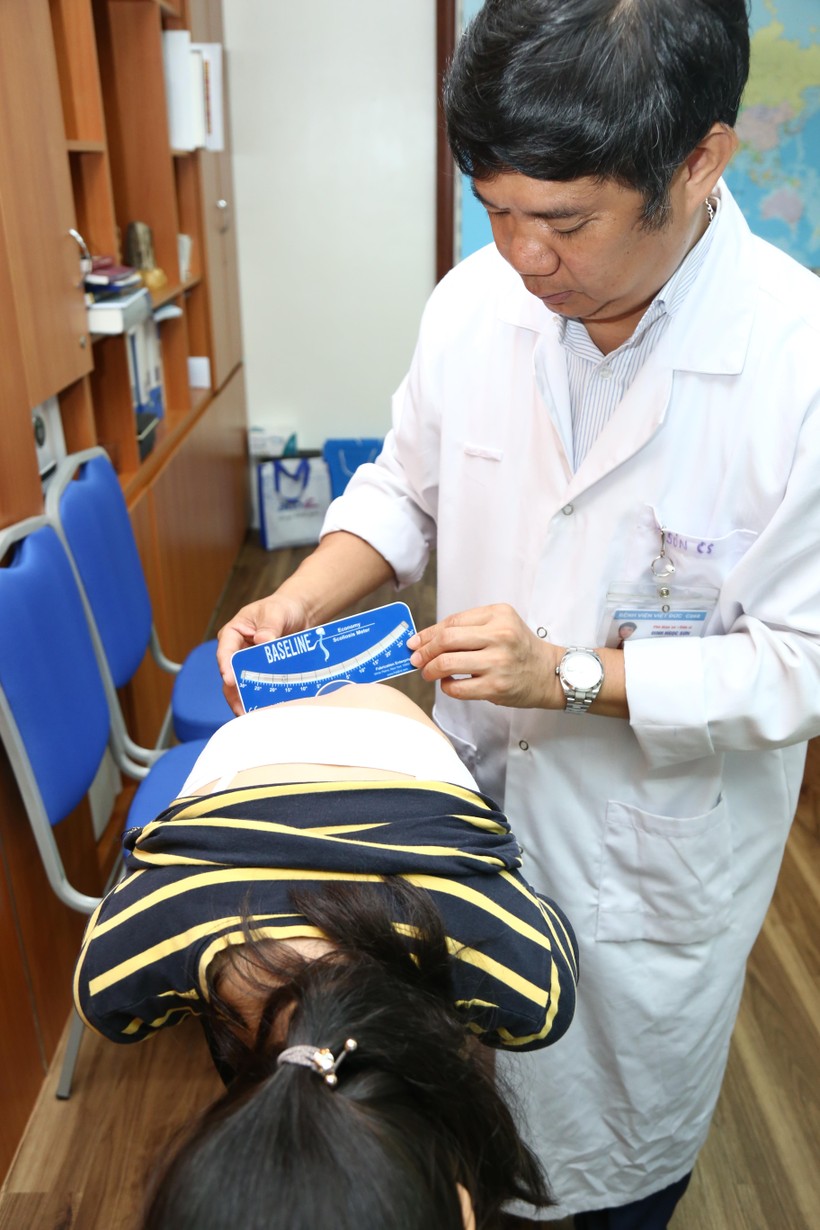 PGS.TS. Đinh Ngọc Sơn khám bệnh cho bệnh nhân gù cột sống (Ảnh: BVCC) PGS.TS. Đinh Ngọc Sơn khám bệnh cho bệnh nhân gù cột sống (Ảnh: BVCC)