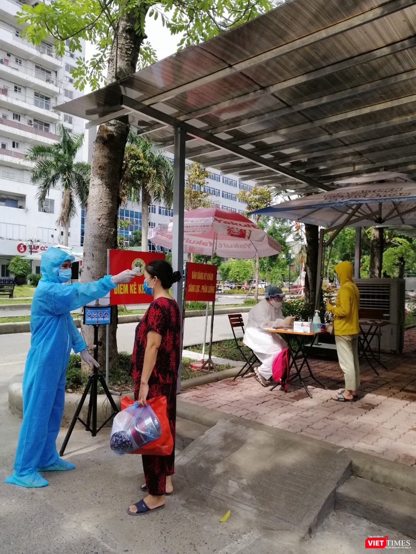 Người dân đươc đo nhiệt độ, hướng dẫn khai báo y tế khi tới bệnh viện (Ảnh: Lê Hảo)