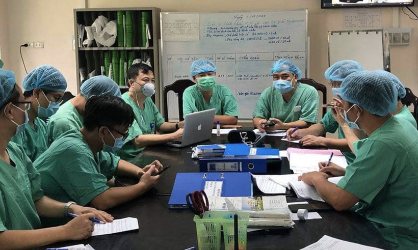Các bác sĩ của Bệnh viện Đại học Y Hà Nội cùng Bệnh viện Bệnh Nhiệt đới Trung ương hội chẩn ca bệnh nặng tại Bệnh viện Trung ương Huế (Ảnh: Vũ Mạnh Cường)