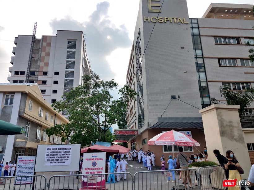 Bác sĩ trong bệnh viện mong chờ dỡ phong tỏa (Ảnh: Minh Thúy)