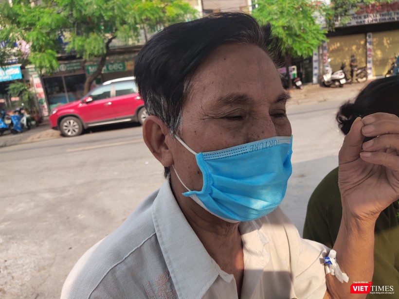 Cụ ông 71 tuổi đã chờ Bệnh viện E dỡ phong tỏa từ 7h sáng (Ảnh: Minh Thúy)