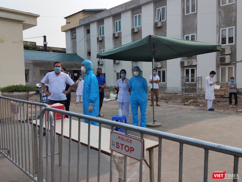 Tất cả người và phương tiện ra vào đều được kiểm tra chặt chẽ (Ảnh: Minh Thúy)