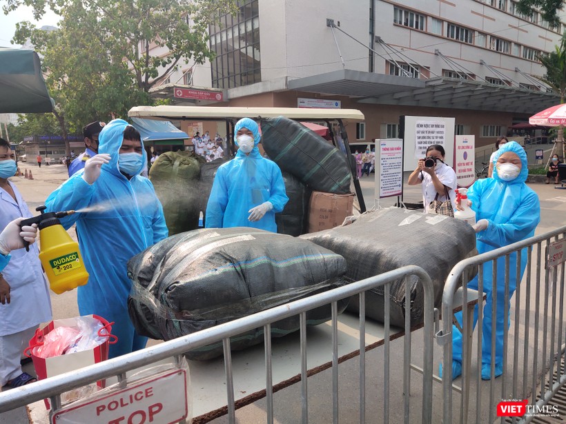 Đồ đạc chuyển vào Bệnh viện được phun khử khuẩn (Ảnh: Minh Thúy)