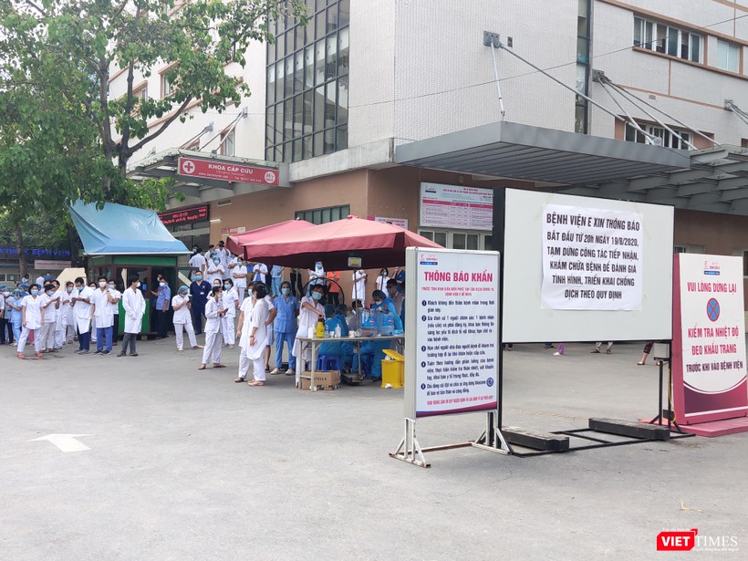 Bệnh viện E dừng tiếp đón bệnh nhân từ 20 tối qua (Ảnh: Minh Thúy)