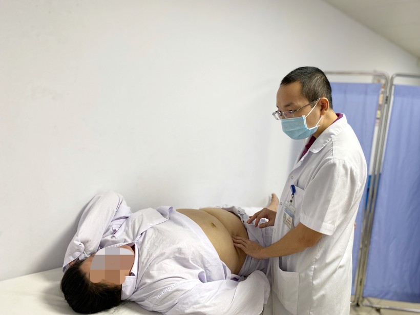 Bác sĩ chăm sóc bệnh nhân sau phẫu thuật thu nhỉ dạ dày (Ảnh: BVCC)