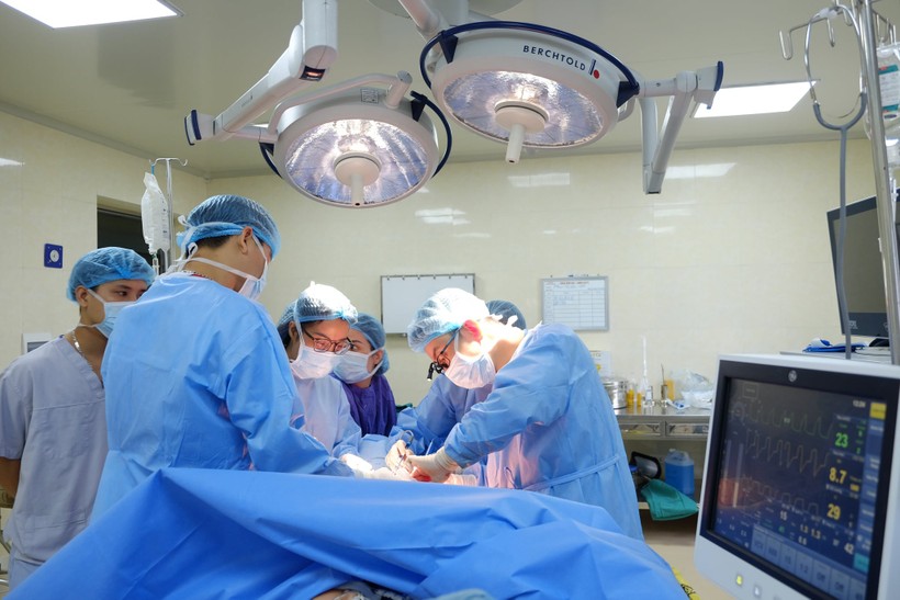 Sau 5 giờ đồng hồ phuẫu thuật, các bác sĩ đã loại bỏ da thừa, mỡ bụng cho bệnh nhân (Ảnh: BS. Nguyễn Đình Minh)