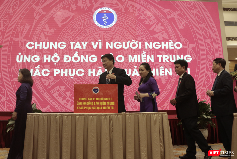 Các đại biểu dự Đại hội ủng hộ đồng bào miền Trung khắc phục hậu quả thiên tai ngay tại Đại hội (Ảnh: Minh Thuý)